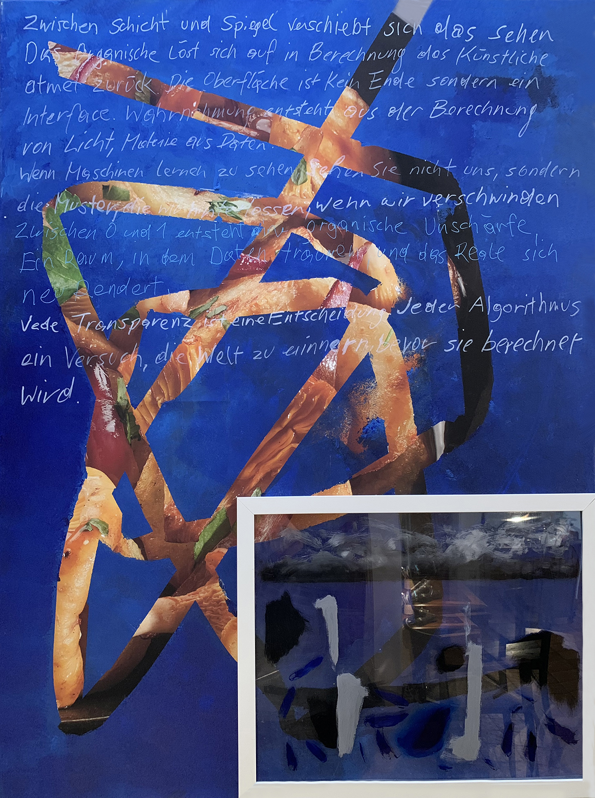 2025, Malerei, Acryl, Öl, Collage auf Leinwand, die Arbeiten entstehen aus einem Prozess des Überlagerns, Entfernens und Freilegens–fotografische Bilder werden übermalt, collagiert, aufgerissen. Auch die Sprache wird Teil dieses Prozesses: Texte, generiert im Dialog zwischen Künstlerin und KI, treten als zweite Ebene in Erscheinung, als semantische Spur im Bildraum