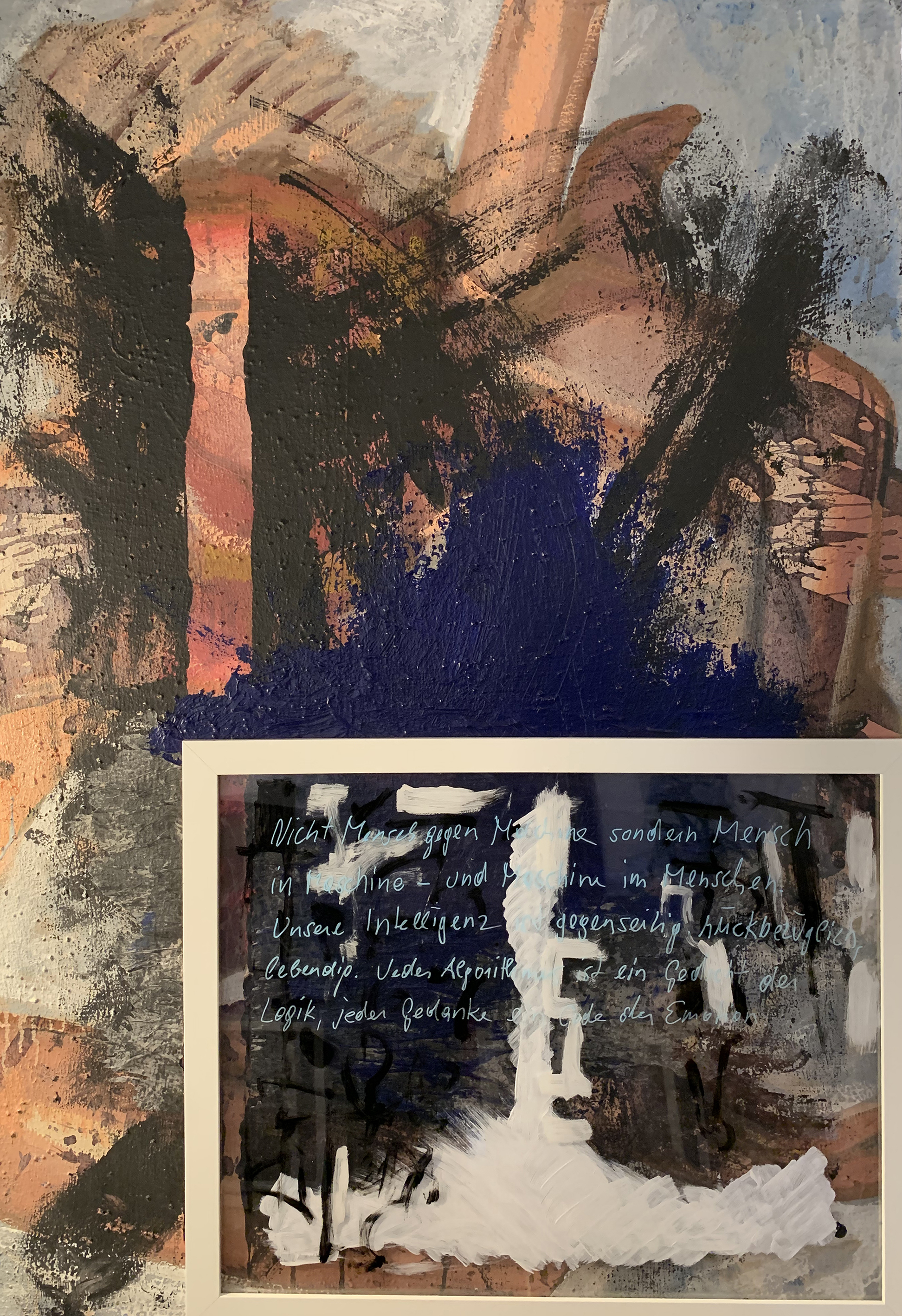 2025, Malerei, Acryl, Öl, Collage auf Leinwand, die Arbeiten entstehen aus einem Prozess des Überlagerns, Entfernens und Freilegens–fotografische Bilder werden übermalt, collagiert, aufgerissen. Auch die Sprache wird Teil dieses Prozesses: Texte, generiert im Dialog zwischen Künstlerin und KI, treten als zweite Ebene in Erscheinung, als semantische Spur im Bildraum