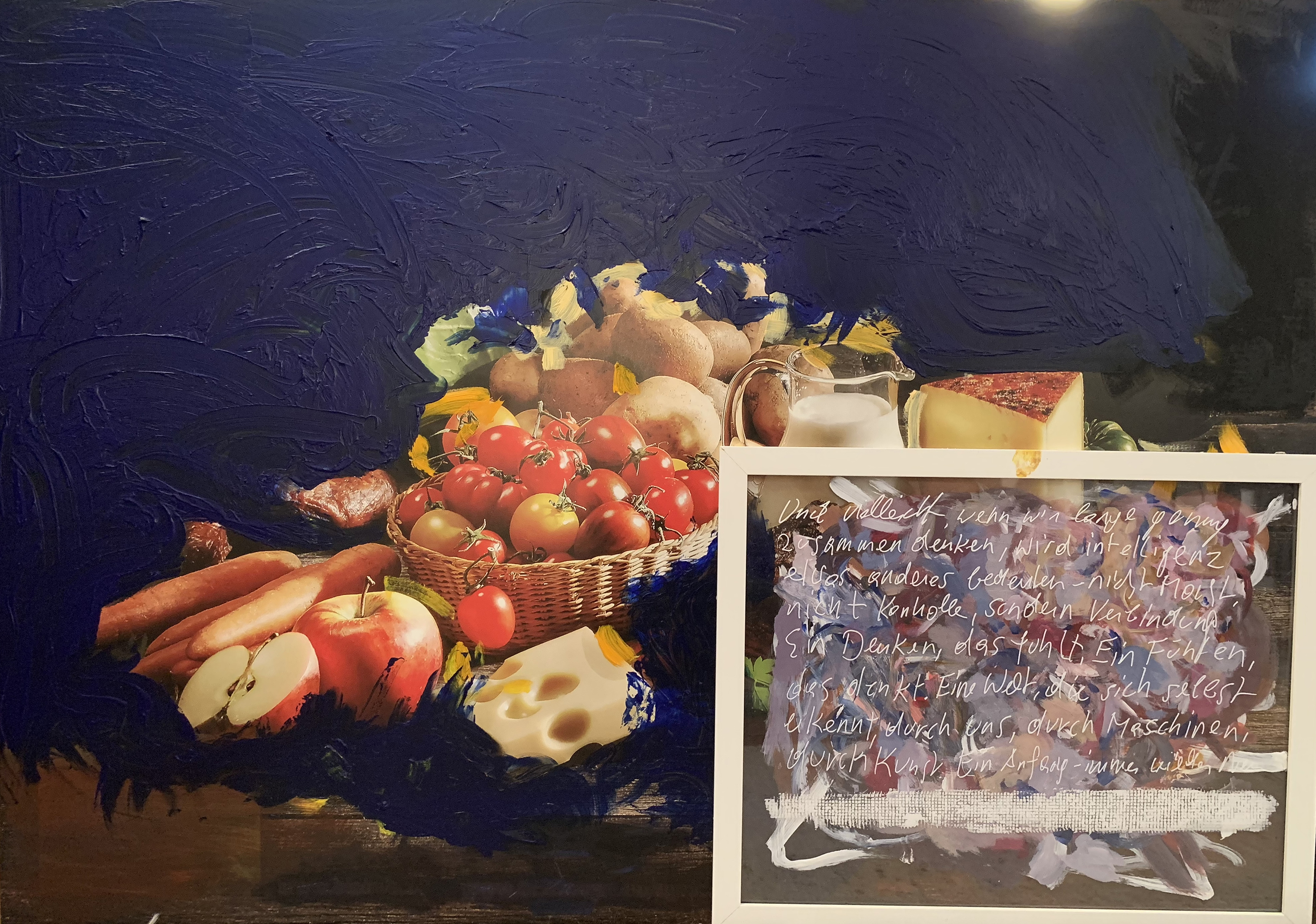2025, Malerei, Acryl, Öl, Collage, die Arbeiten entstehen aus einem Prozess des Überlagerns, Entfernens und Freilegens–fotografische Bilder werden übermalt, collagiert, aufgerissen. Auch die Sprache wird Teil dieses Prozesses: Texte, generiert im Dialog zwischen Künstlerin und KI, treten als zweite Ebene in Erscheinung