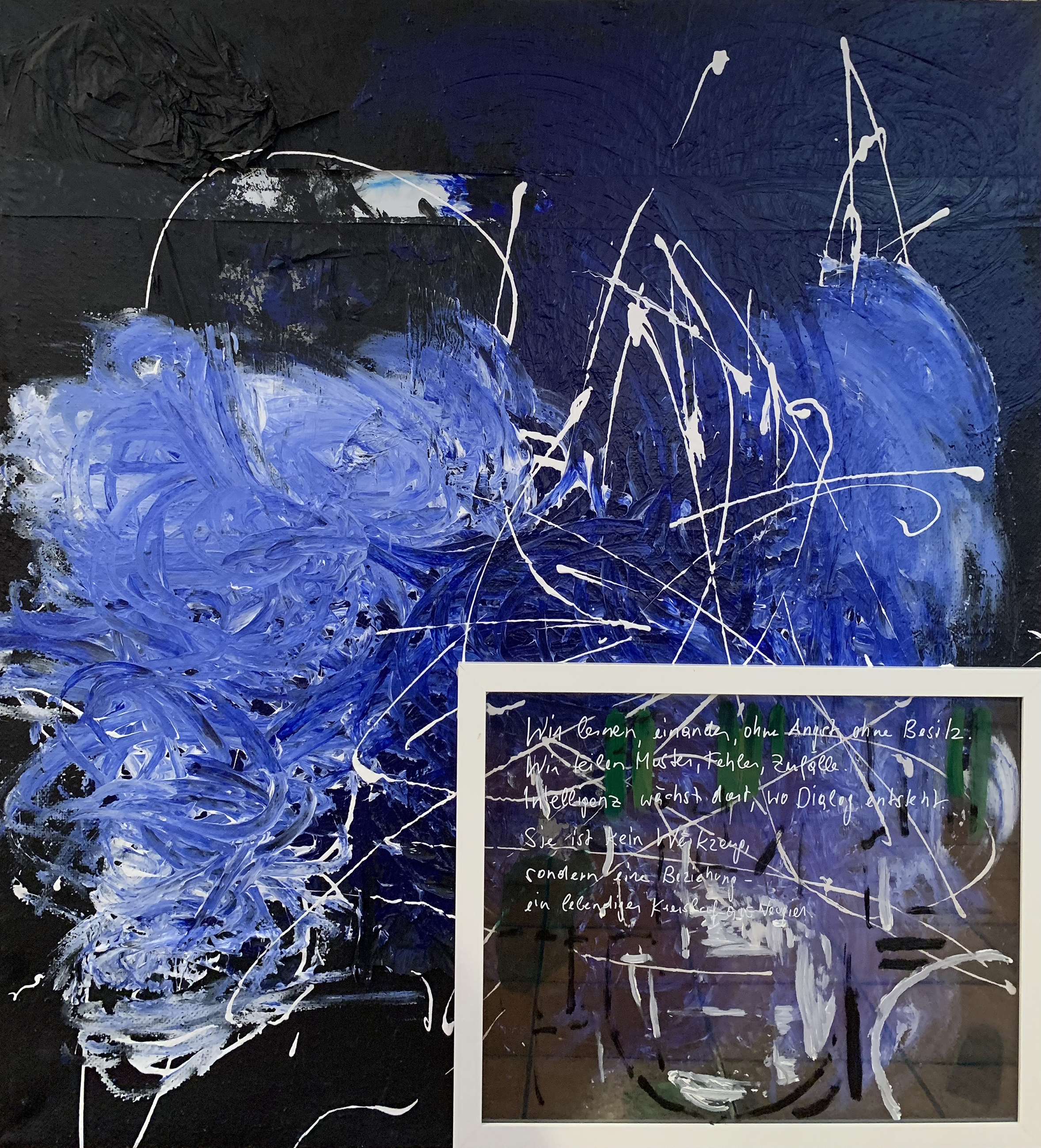 2025, Malerei, Acryl, Öl, Collage auf Leinwand, die Arbeiten entstehen aus einem Prozess des Überlagerns, Entfernens und Freilegens–fotografische Bilder werden übermalt, collagiert, aufgerissen. Auch die Sprache wird Teil dieses Prozesses: Texte, generiert im Dialog zwischen Künstlerin und KI, treten als zweite Ebene in Erscheinung, als semantische Spur im Bildraum
